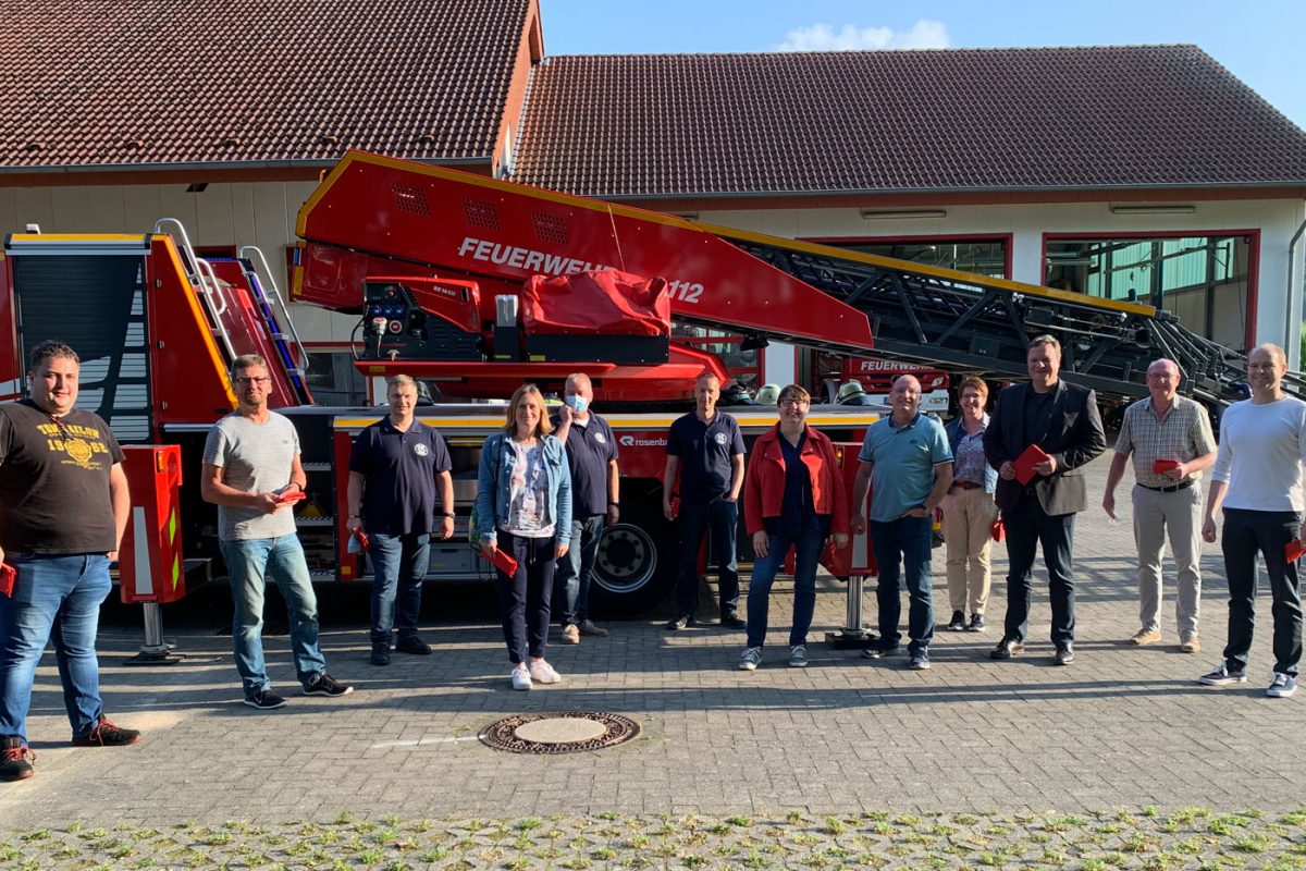 Großes Interesse fand die Drehleiter der Ortswehr Bad Essen-Eielstädt-Wittlage. Von links: Timon Lachmann, Frank Bühning, Ortsbrandmeister Jens Wischmeyer, Silke Depker, Stellv. Ortsbrandmeister Werner Henrichs, Gemeindebrandmeister Jens Wagener, Bundestagskandidatin Anke Hennig, Stefan Kurz, Elke Matthey, Bürgermeisterkandidat Timo Natemeyer, Axel Gruczyk und Marcus Bludau.