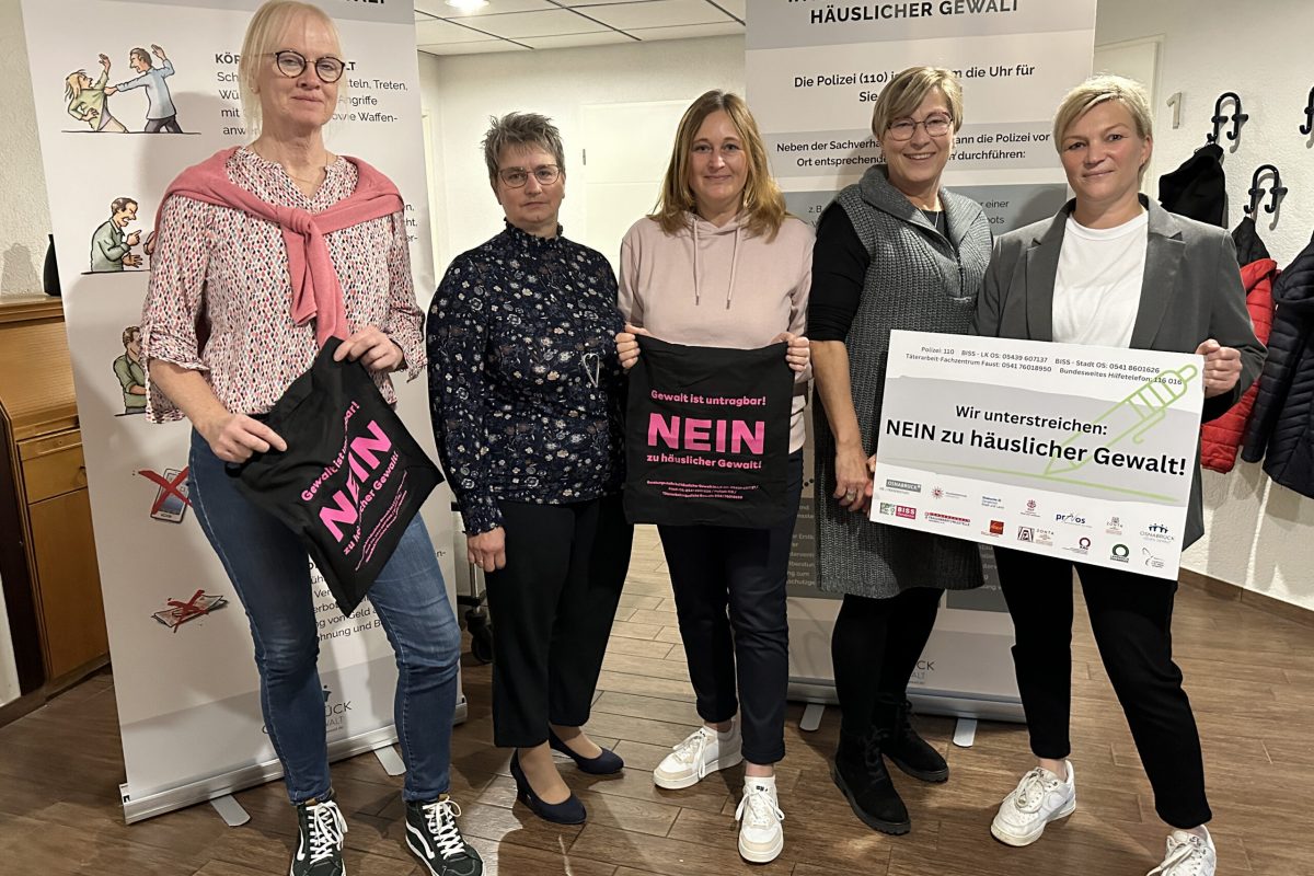 Bildunterschrift Foto: Maren Schlüter, Doris Kretschmer-Wurps und Silke Depker von der SPD Bad Essen zeigen klare Kante mit der Gleichstellungsbeauftragten Anke Hamker und Kriminalhauptkommissarin Maike Ahlrichs. (Foto: Carina Bergmann)