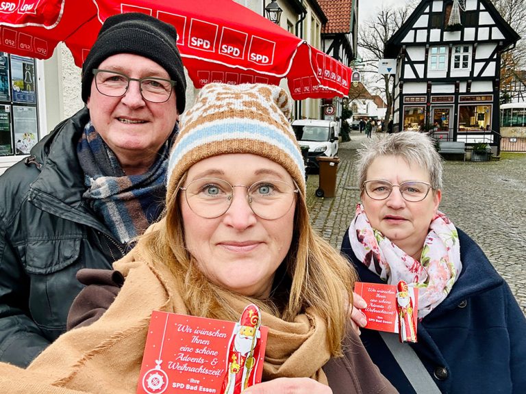 Axel Gruzcyk, Silke Depker und Doris Kretschmer-Wurps verteilen Nikoläuse