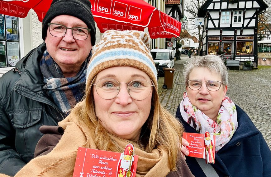 Axel Gruzcyk, Silke Depker und Doris Kretschmer-Wurps verteilen Nikoläuse