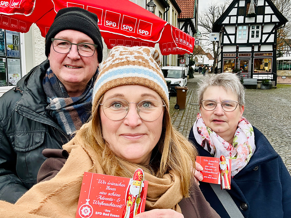 Axel Gruzcyk, Silke Depker und Doris Kretschmer-Wurps verteilen Nikoläuse