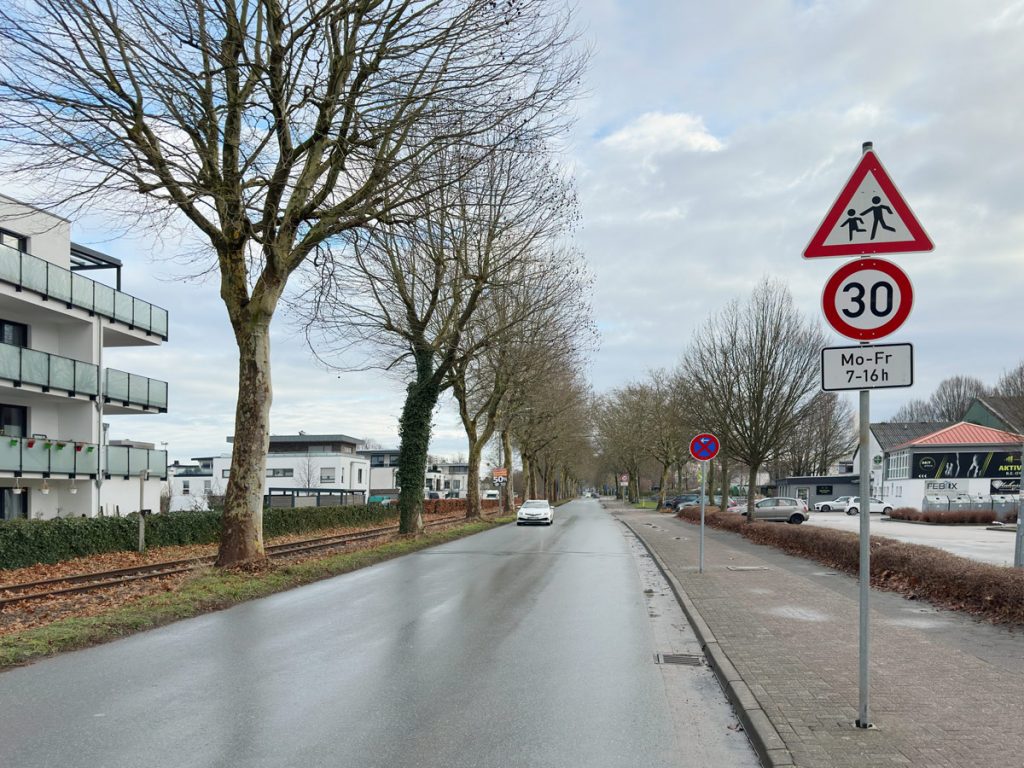 Blick auf die Schulallee Bad Essen mit einem Tempo30 Schild