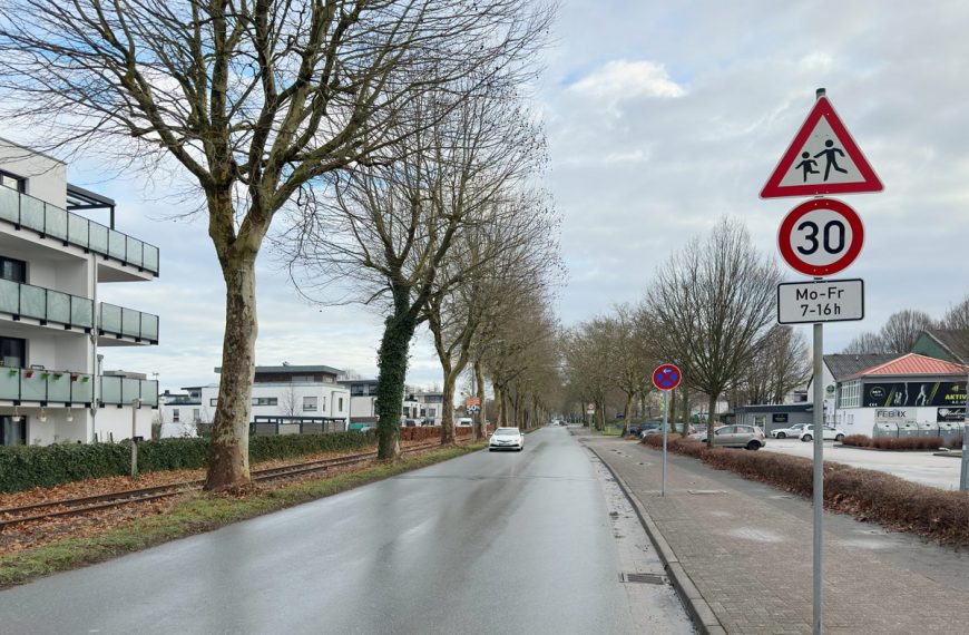 Blick auf die Schulallee Bad Essen mit einem Tempo30 Schild