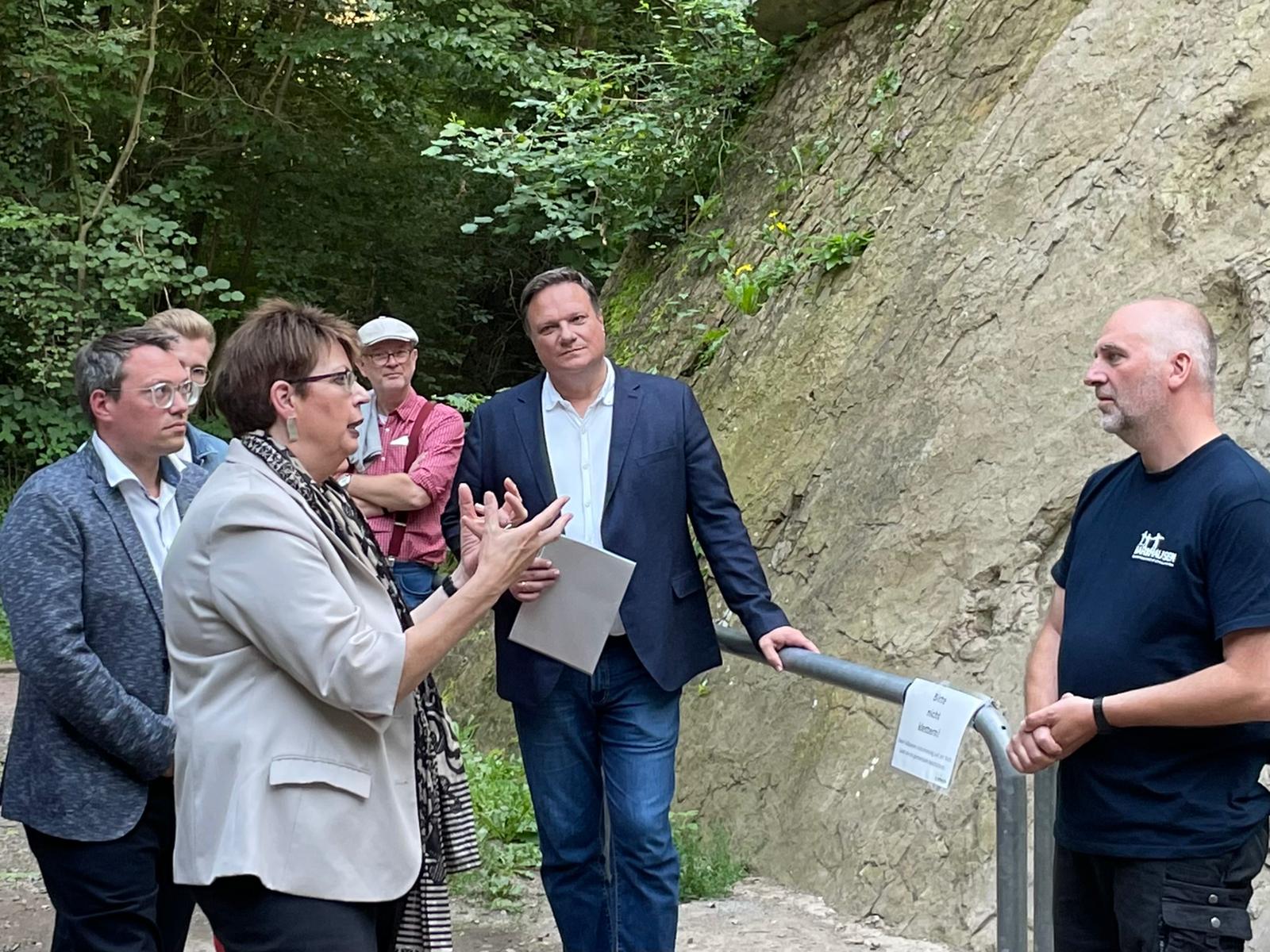 Saurierspuren und Schullandheim: Ministerin Birgit Honé (SPD) besucht Barkhausen